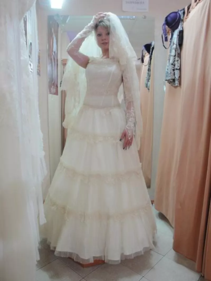 коллекционное свадебное платье с фатой и перчатками